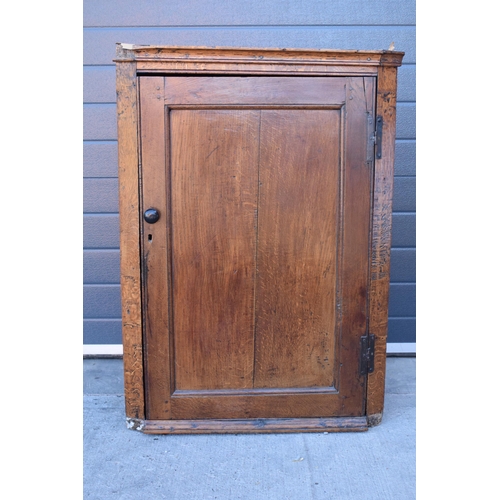 374 - 19th century oak corner cupboard with cast metal H-hinges with nice shade of brown, 101cm tall, 74cm... 