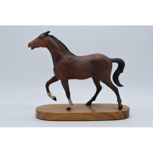 155A - Beswick matte brown horse on wooden base, tail af.