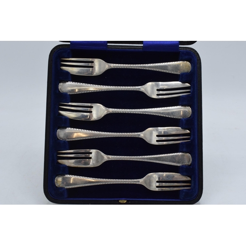 203 - A cased set of silver cake forks, Chester 1925, 5.54 oz / 172.3 grams.