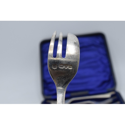 203 - A cased set of silver cake forks, Chester 1925, 5.54 oz / 172.3 grams.