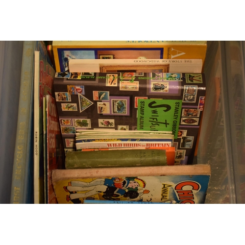 309 - A large collection of mixed books to include antiques reference books, novels and other miscellaneou... 