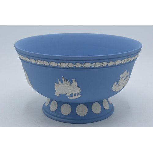 75 - Wedgwood Jasperware USA pedestal bowl with State emblems, 21cm diameter.