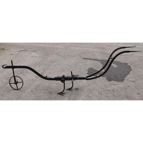 326 - Antique cast-metal garden plough, 260cm long. Working wheel.