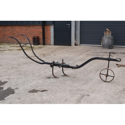 326 - Antique cast-metal garden plough, 260cm long. Working wheel.