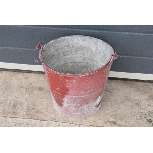 346 - Vintage metal fire bucket with swing-over handle painted red with 'FIRE' in black, 30cm tall with ha... 