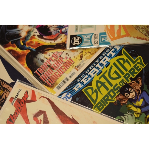 377 - A large collection of modern DC / DC Universe comics mostly in plastic wallets to include Batgirl Bi... 