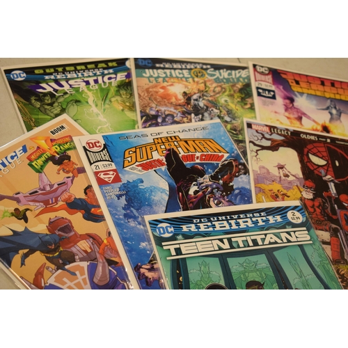 384 - A large collection of modern Marvel / DC / DC Universe comics mostly in plastic wallets to include T... 