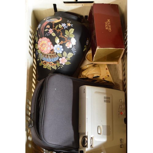 18 - A mixed collection of items to include a DLP Plus U3-880 projector, Toby jugs and annuals etc (Qty. ... 