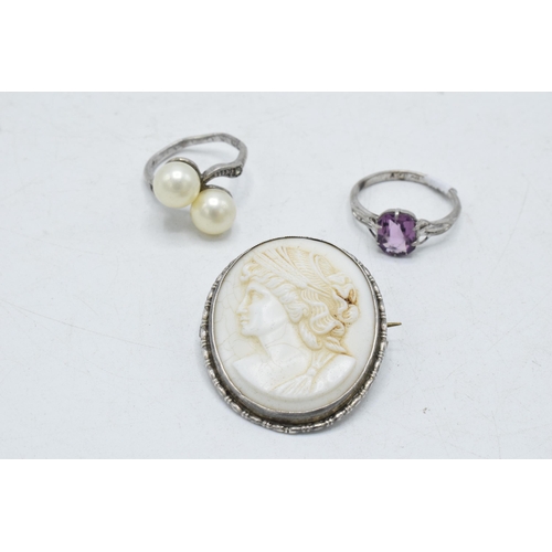 205J - A pair of silver rings and a silver mounted cameo brooch (3).