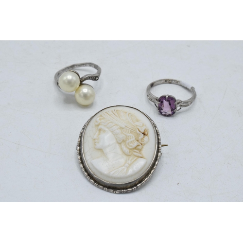 205J - A pair of silver rings and a silver mounted cameo brooch (3).