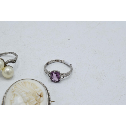 205J - A pair of silver rings and a silver mounted cameo brooch (3).