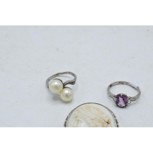 205J - A pair of silver rings and a silver mounted cameo brooch (3).