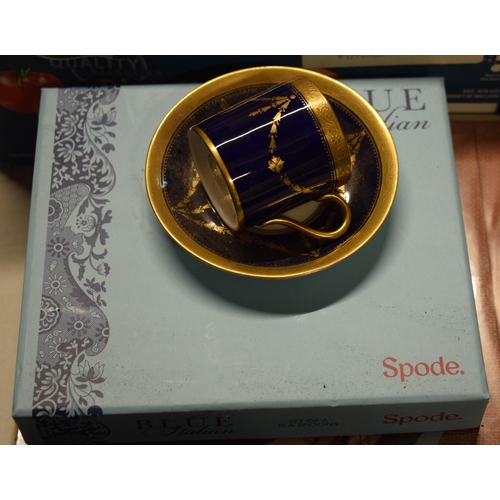 193 - A mixed collection of items to include Phillips London gilt cup and saucer (Af), Spode boxed tea spo... 