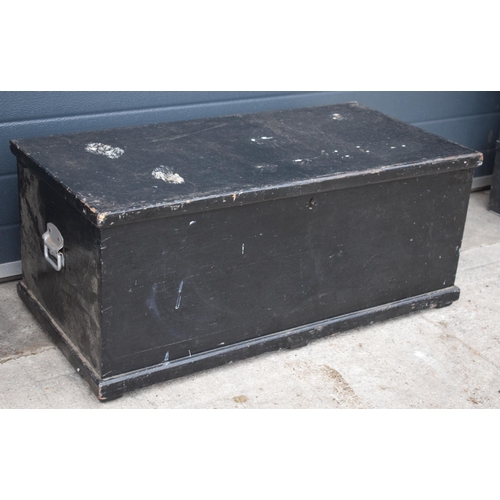 255 - Vintage painted wooden toolbox with heavy-duty handles, 93 x 47 x 40cm tall.