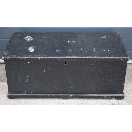 255 - Vintage painted wooden toolbox with heavy-duty handles, 93 x 47 x 40cm tall.