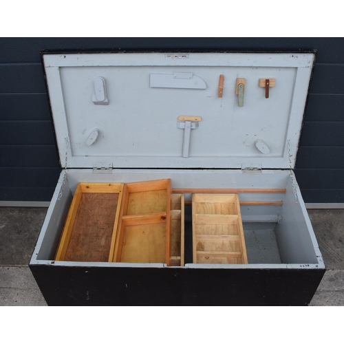 255 - Vintage painted wooden toolbox with heavy-duty handles, 93 x 47 x 40cm tall.