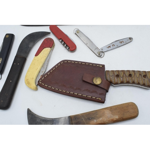 260 - A collection of vintage pen knives and similar blades (Qty).