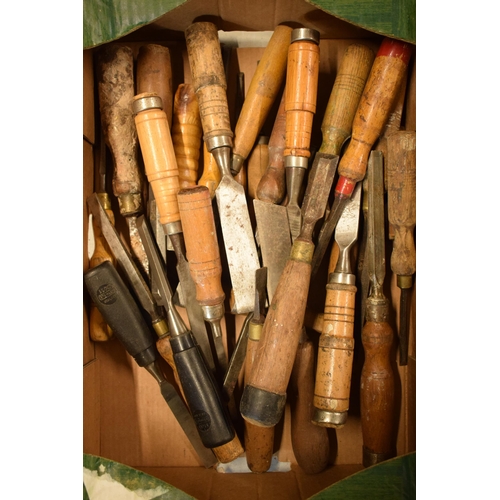 261 - A mixed collection of vintage chisels to include makes such as Stanley, Woodcock and others (Qty).