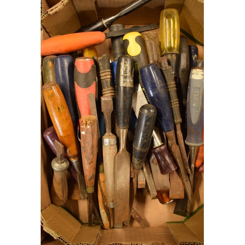 262 - A mixed collection of vintage and used chisels (Qty).