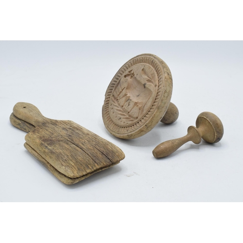 264 - Vintage treen items to include wooden butter stamp with cow decoration and other related items (4).