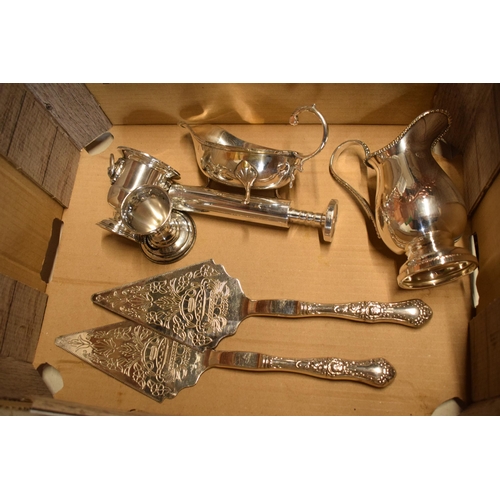 267 - A collection of silver plate to include Falstaff cake slices, gravy boat, vase and others (Qty).