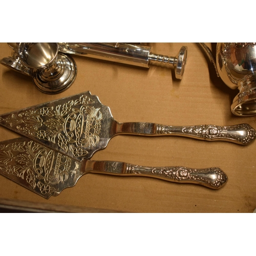 267 - A collection of silver plate to include Falstaff cake slices, gravy boat, vase and others (Qty).