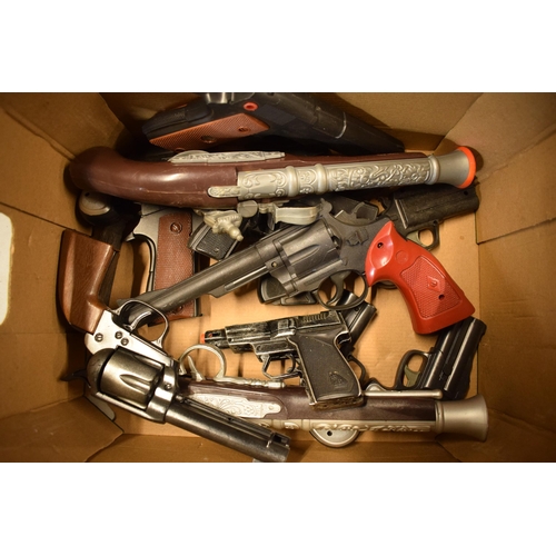 321 - A collection of plastic toy guns to include a cap gun (Qty).