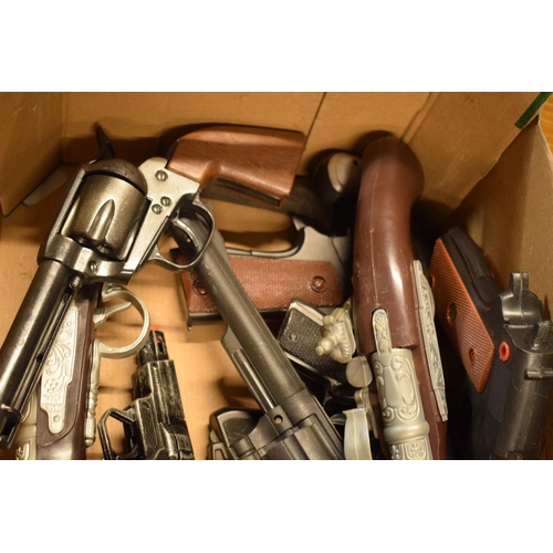 321 - A collection of plastic toy guns to include a cap gun (Qty).