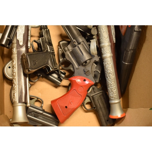 321 - A collection of plastic toy guns to include a cap gun (Qty).