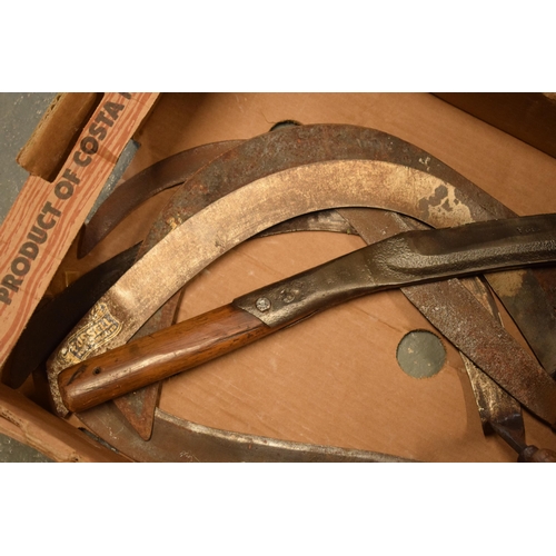 323 - A collection of vintage scythes and similar tools to include branded examples (collection only).