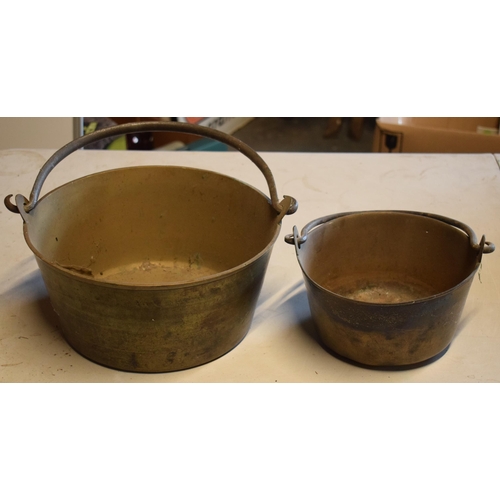 218 - Antiques brass jam pans with metal handles (2), largest 31cm wide.