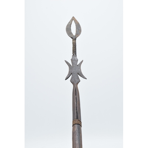 345 - 19th century wooden and barbed iron African fishing spear, 101cm long.