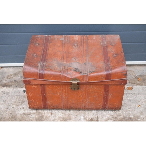 369 - Vintage metal travelling trunk, 74 x 52 x 48cm (some denting).