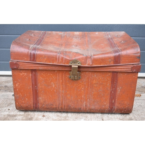 369 - Vintage metal travelling trunk, 74 x 52 x 48cm (some denting).