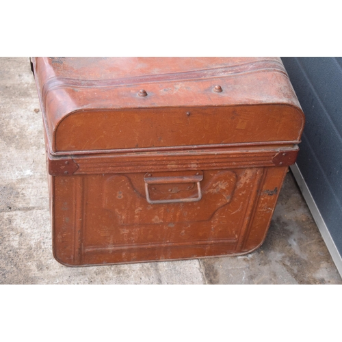 369 - Vintage metal travelling trunk, 74 x 52 x 48cm (some denting).