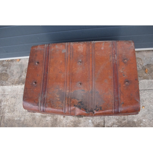 369 - Vintage metal travelling trunk, 74 x 52 x 48cm (some denting).