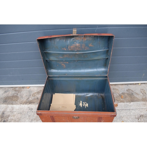 369 - Vintage metal travelling trunk, 74 x 52 x 48cm (some denting).