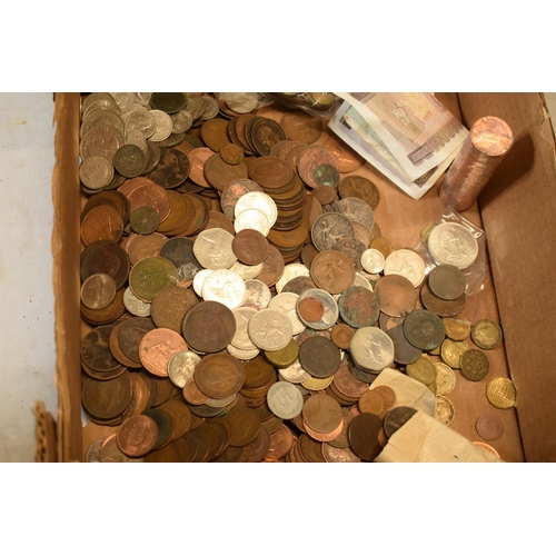 289A - A mixed collection of UK and foreign currency to include coins, bank notes, new coins in rolls and o... 