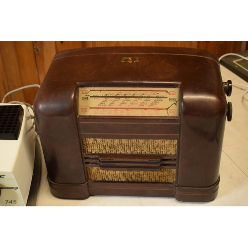 310A - Vintage large Bakelite radio together with Classic Gnome 745 projector (2), both untested.