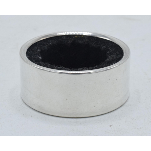 104 - Silver wine bottle collar, Birmingham, 4.5cm diameter.