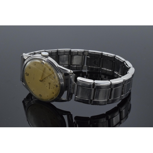 116 - Zenith gentleman's wristwatch with steel case and elastic bracelet, 32mm wide exc bezel, in working ... 