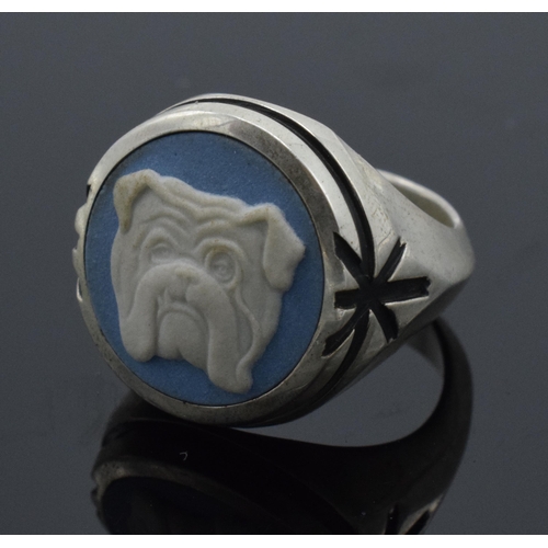 168 - Wedgwood Silver and blue Jasperware bulldog ring. Size K. 9.1 grams