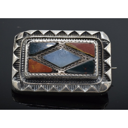 185 - Edwardian silver and agate brooch, 3cm wide.