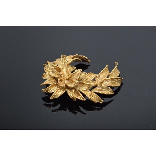 196 - 9ct gold foliage brooch, 9.6 grams.