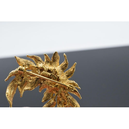 196 - 9ct gold foliage brooch, 9.6 grams.