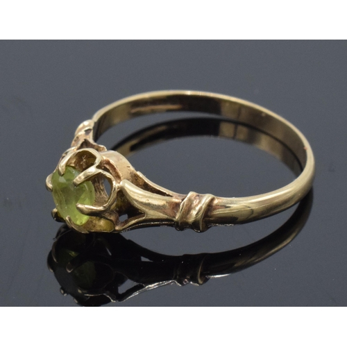 213 - 9ct gold ladies ring set with green stone, 1.8 grams, size Q.