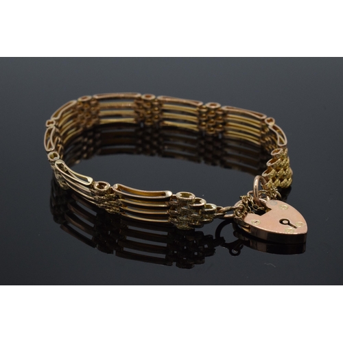 218 - 9ct gold gate bracelet with heart-shaped clasp, 12.8 grams, approximately 5.5cm diameter when fasten... 