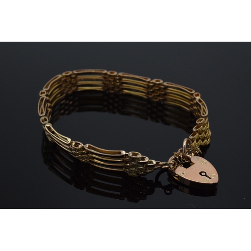 218 - 9ct gold gate bracelet with heart-shaped clasp, 12.8 grams, approximately 5.5cm diameter when fasten... 