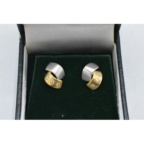 236 - A quality pair of 18ct gold, platinum and diamond earrings, 3.1 grams.