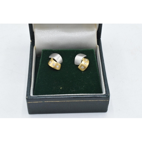 236 - A quality pair of 18ct gold, platinum and diamond earrings, 3.1 grams.